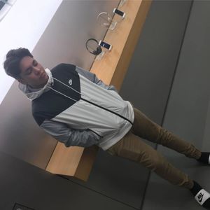 Meet your Posher, Simon